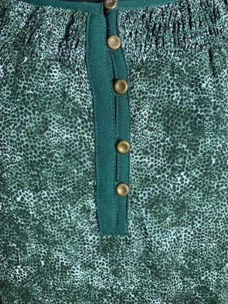 Blusa verde estampada con botones