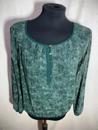 Blusa verde estampada con botones