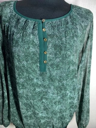Blusa verde estampada con botones
