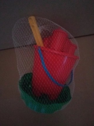 Cubo y palas de playa sin estrenar