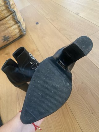 Botines negros con tachuelas