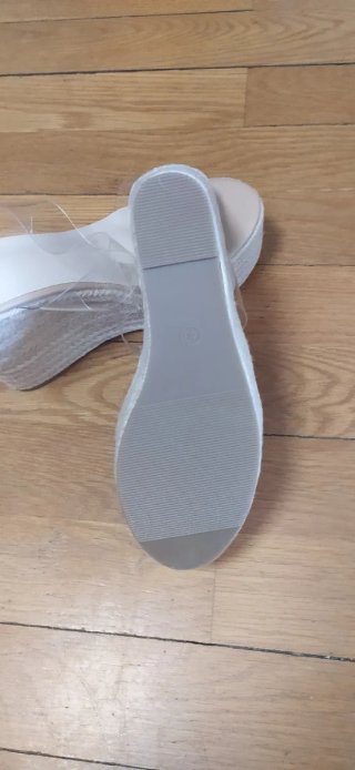 Sandalias cuña transparentes beige