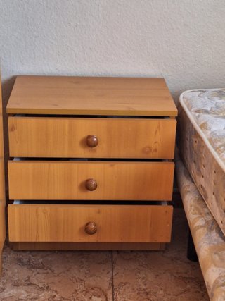 Mesa de noche de madera