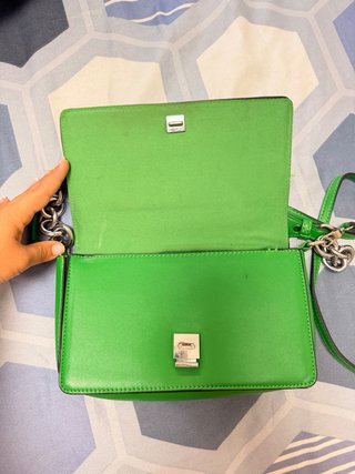 Bolso verde con cadena