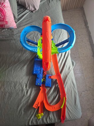 Pista Hot Wheels con dos coches
