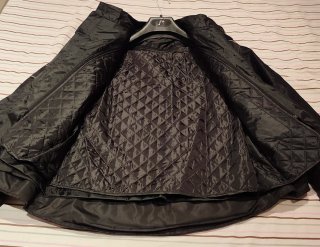 Chaqueta de moto negra con protecciones
