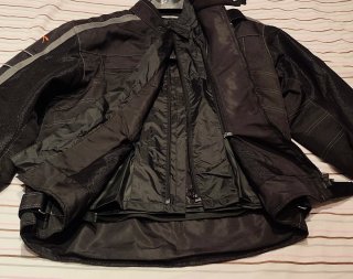 Chaqueta de moto negra con protecciones