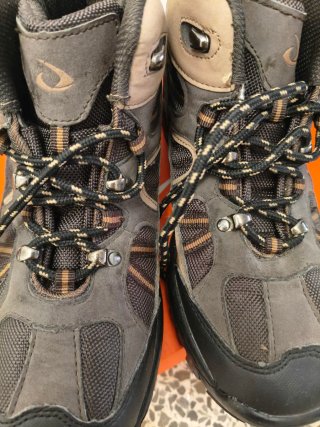 Botas de montaña marrones y grises