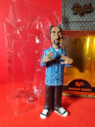 Figura Funko Gold Snoop Dogg Premium Vinyl
