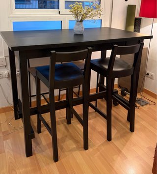 Mesa alta negra con 2 taburetes