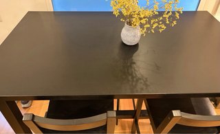 Mesa alta negra con 2 taburetes
