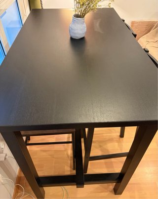 Mesa alta negra con 2 taburetes