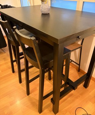 Mesa alta negra con 2 taburetes