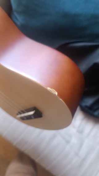 Ukelele escolar.Tiene un pequeño golpe, ver foto