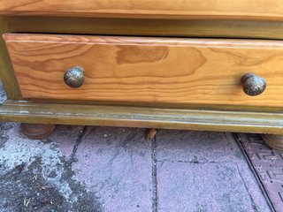 Cómoda de madera para restaurar