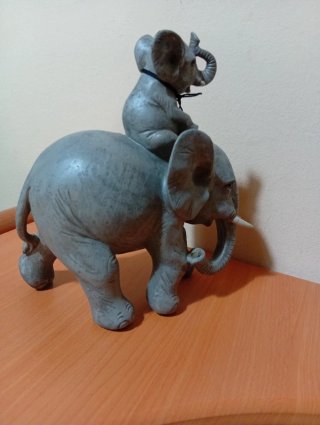 Figura de elefante con bebé