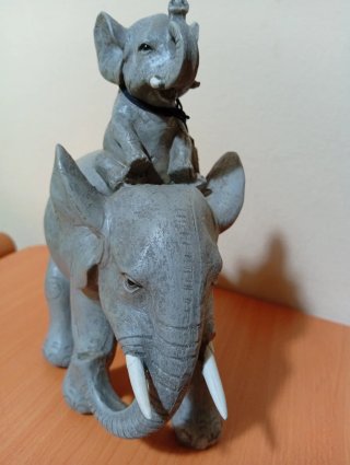 Figura de elefante con bebé