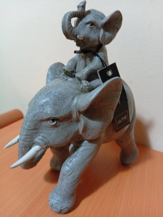 Figura de elefante con bebé