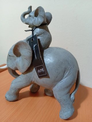 Figura de elefante con bebé
