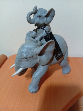 Figura de elefante con bebé