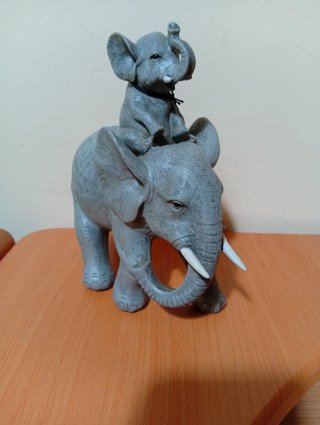 Figura de elefante con bebé