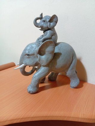 Figura de elefante con bebé