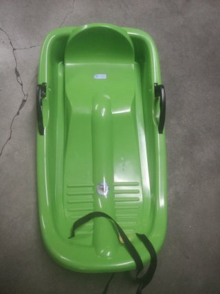 Trineo verde con asas y cuerda