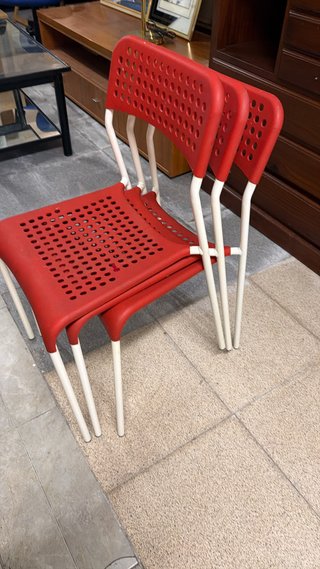 Sillas rojas apilables de plástico