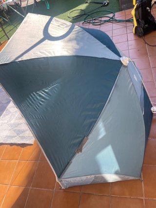 Sombrilla de playa azul y gris