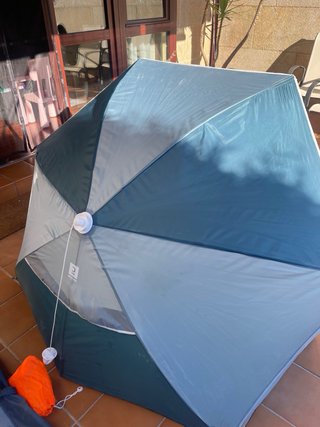 Sombrilla de playa azul y gris