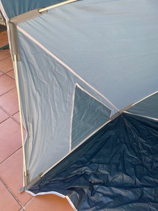 Sombrilla de playa azul y gris