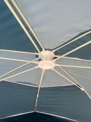 Sombrilla de playa azul y gris