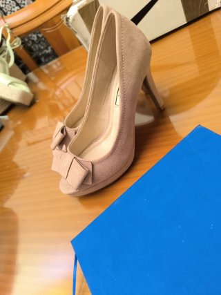 Zapatos de salón beige con lazo