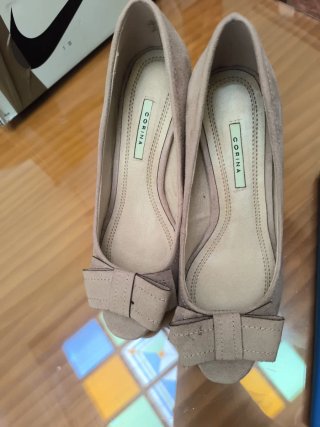 Zapatos de salón beige con lazo