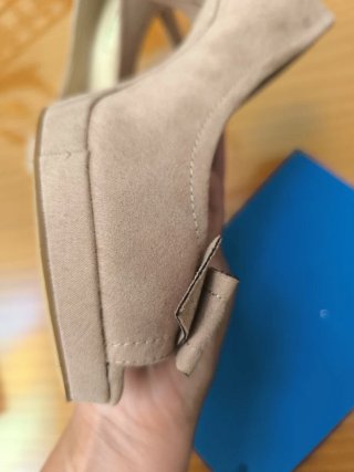 Zapatos de salón beige con lazo