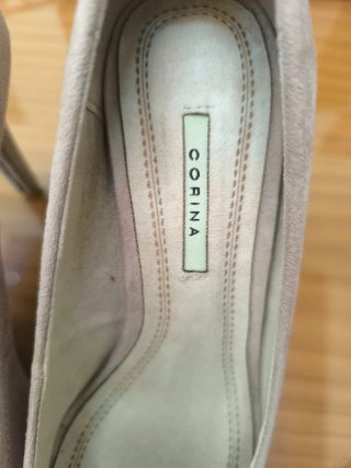 Zapatos de salón beige con lazo