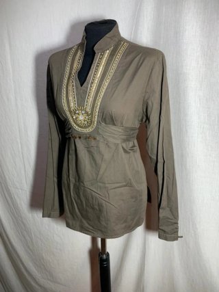 Blusa verde olivo con adornos dorados