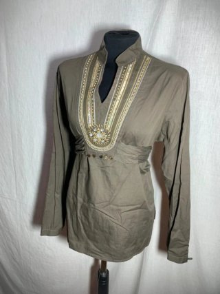 Blusa verde olivo con adornos dorados