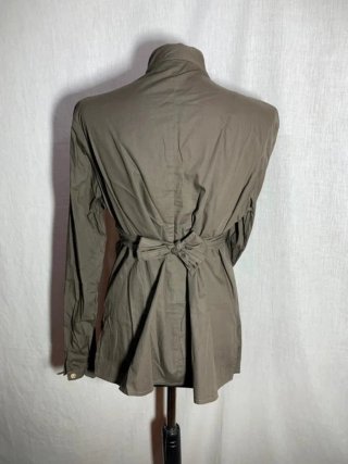 Blusa verde olivo con adornos dorados