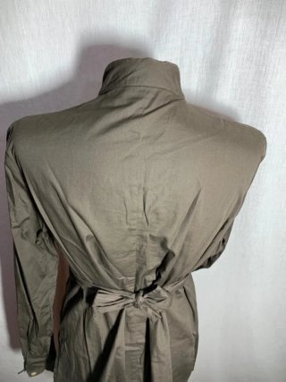 Blusa verde olivo con adornos dorados