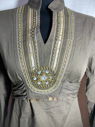 Blusa verde olivo con adornos dorados