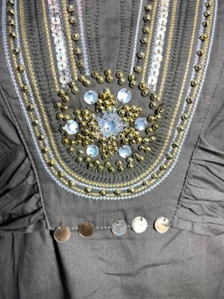 Blusa verde olivo con adornos dorados