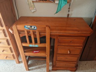 Escritorio de madera con silla