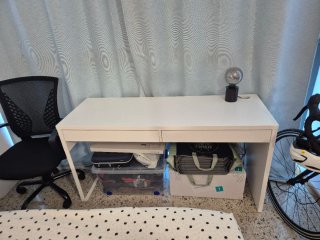 Escritorio MICKE IKEA 140×50 + silla de estudio