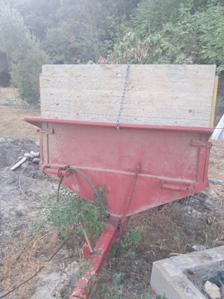 Remolque agrícola rojo y madera
