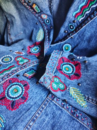 Chaqueta vaquera bordada multicolor