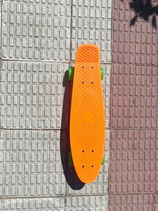 Monopatín naranja