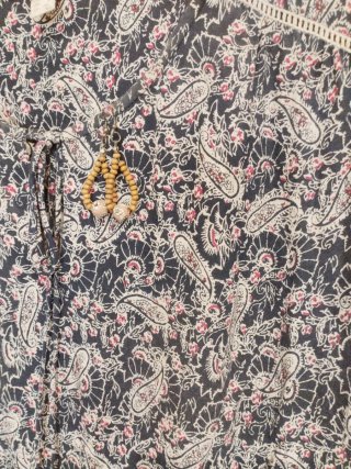 Vestido midi Springfield estampado, con pendientes