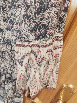 Vestido midi Springfield estampado, con pendientes