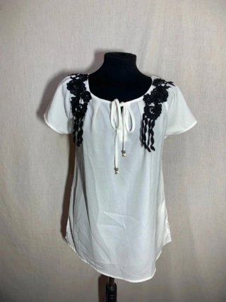 Blusa blanca con adornos negros Almatrichi